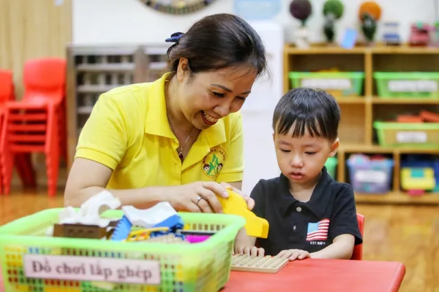 Trẻ mầm non Hà Nội bỡ ngỡ đi học - Ảnh 13. Trẻ mầm non Hà Nội bỡ ngỡ đi học - Ảnh 13.