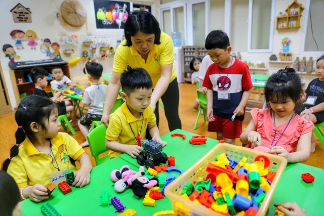 Trẻ mầm non Hà Nội bỡ ngỡ đi học - Ảnh 17. Trẻ mầm non Hà Nội bỡ ngỡ đi học - Ảnh 17.