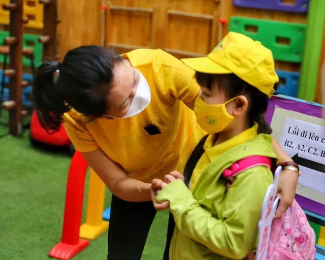 Trẻ mầm non Hà Nội bỡ ngỡ đi học - Ảnh 12. Trẻ mầm non Hà Nội bỡ ngỡ đi học - Ảnh 12.