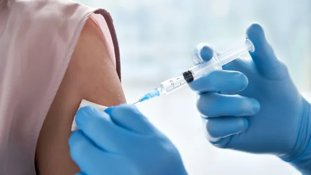 Vaccine COVID-19 của Valneva lần đầu tiên được phê duyệt tại Anh - Ảnh 1.