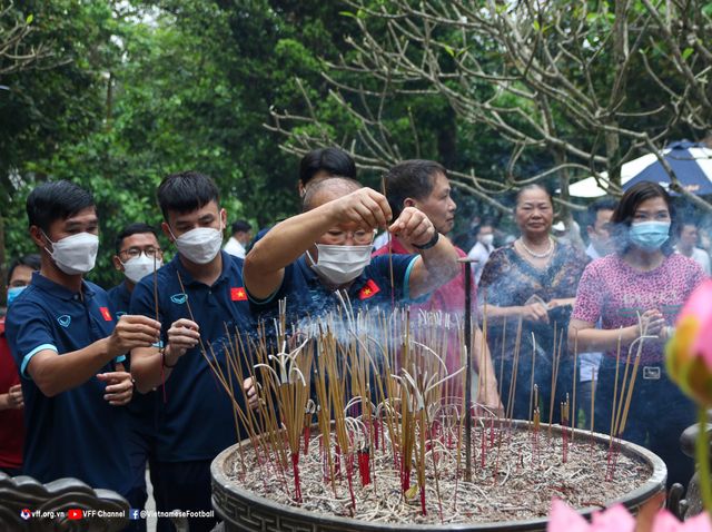 Đội tuyển U23 Việt Nam dâng hương tưởng niệm các Vua Hùng - Ảnh 2.