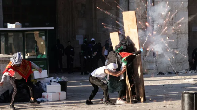 Người Palestine đụng độ với cảnh sát Israel tại thánh địa Jerusalem, hơn 150 người bị thương - Ảnh 1.