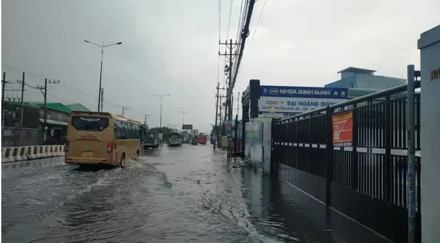 Mưa như trút, nhiều tuyến đường TP Hồ Chí Minh và Bình Dương ngập nặng - Ảnh 13.