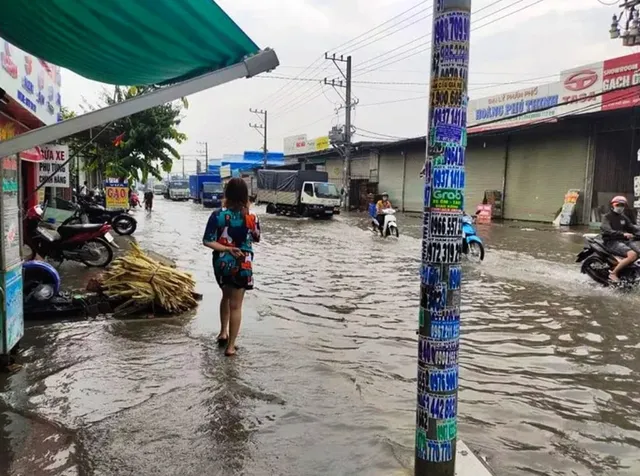 Mưa như trút, nhiều tuyến đường TP Hồ Chí Minh và Bình Dương ngập nặng - Ảnh 15.