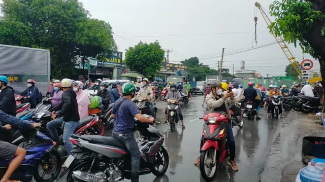 Mưa như trút, nhiều tuyến đường TP Hồ Chí Minh và Bình Dương ngập nặng - Ảnh 18.