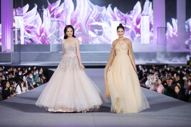 Hồng Diễm - Thu Quỳnh sánh bước catwalk, nhan sắc bất phân thắng bại - Ảnh 1.