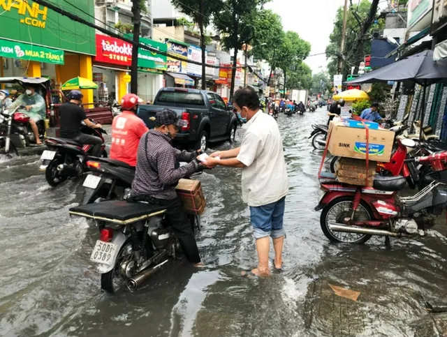 Mưa như trút, nhiều tuyến đường TP Hồ Chí Minh và Bình Dương ngập nặng - Ảnh 6.