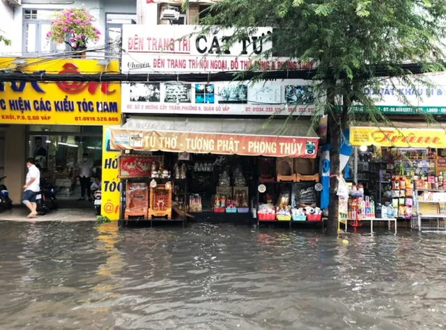 Mưa như trút, nhiều tuyến đường TP Hồ Chí Minh và Bình Dương ngập nặng - Ảnh 4.