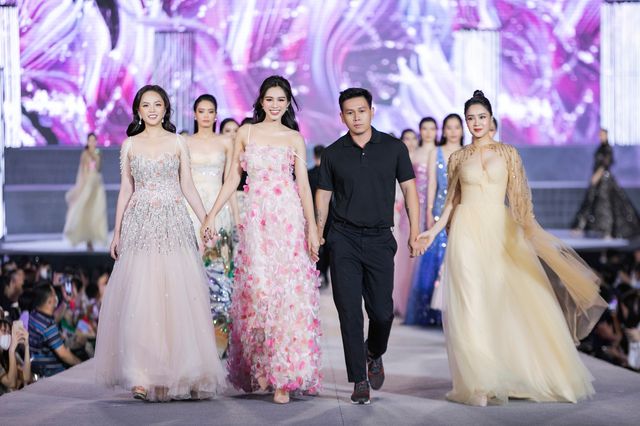 Hồng Diễm - Thu Quỳnh sánh bước catwalk, nhan sắc bất phân thắng bại - Ảnh 6.