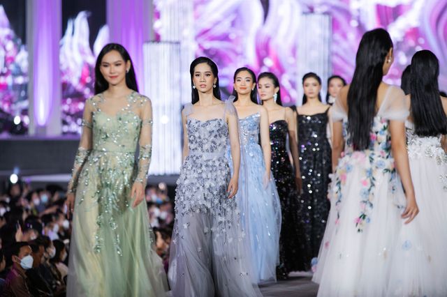 Hồng Diễm - Thu Quỳnh sánh bước catwalk, nhan sắc bất phân thắng bại - Ảnh 7.