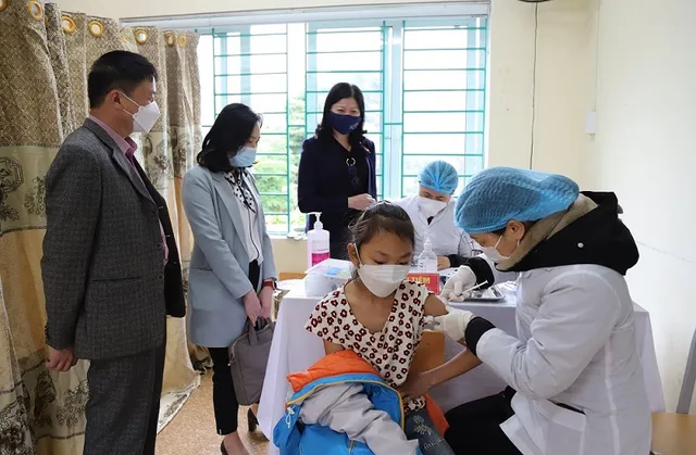 Cao Bằng tiêm vaccine COVID-19 cho hơn 700 học sinh lớp 6 tại 7 huyện, thành phố - Ảnh 1. Cao Bằng tiêm vaccine COVID-19 cho hơn 700 học sinh lớp 6 tại 7 huyện, thành phố - Ảnh 1.