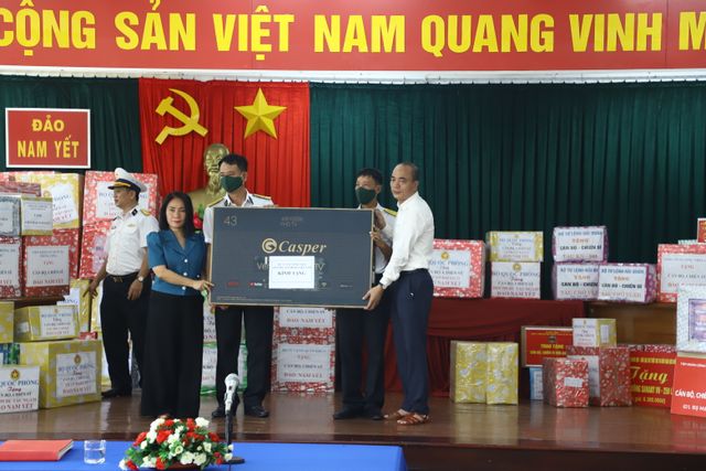 Quỹ Tấm lòng Việt cùng đoàn công tác Tổng cục Chính trị Quân đội Nhân dân Việt Nam tới thăm Trường Sa - Ảnh 1.