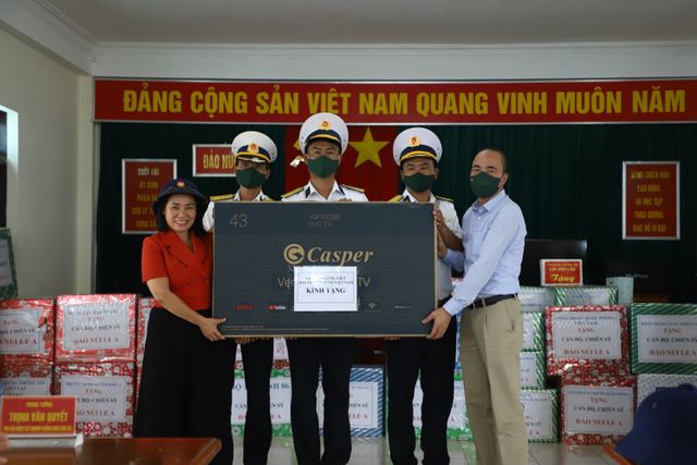 Quỹ Tấm lòng Việt cùng đoàn công tác Tổng cục Chính trị Quân đội Nhân dân Việt Nam tới thăm Trường Sa - Ảnh 2.