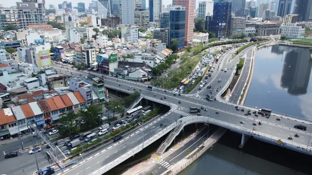 TP Hồ Chí Minh: Cận cảnh đường song hành đại lộ Võ Văn Kiệt trước ngày thông xe - Ảnh 2.