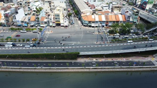 TP Hồ Chí Minh: Cận cảnh đường song hành đại lộ Võ Văn Kiệt trước ngày thông xe - Ảnh 7.