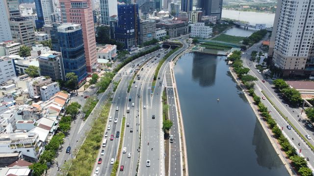 TP Hồ Chí Minh: Cận cảnh đường song hành đại lộ Võ Văn Kiệt trước ngày thông xe - Ảnh 8.