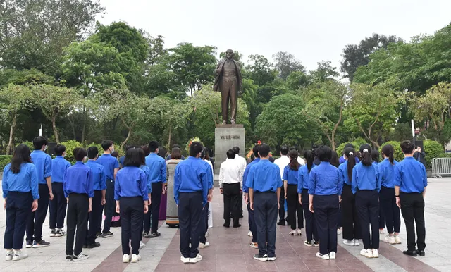 Lãnh đạo Hà Nội dâng hoa kỷ niệm 152 năm ngày sinh V.I.Lenin - Ảnh 1.