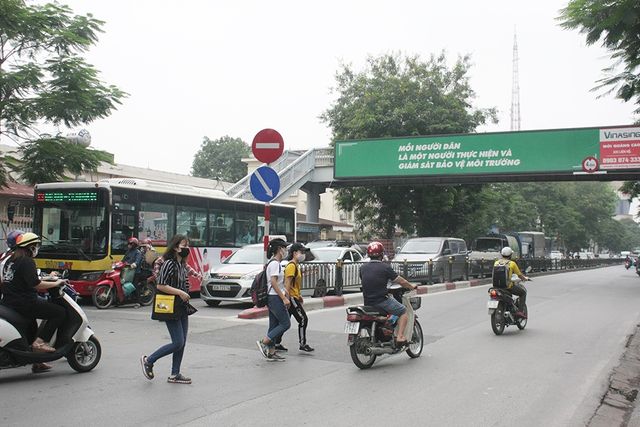 Đường, cầu dành cho người đi bộ thành nơi... tập kết rác - Ảnh 3.