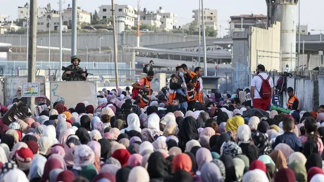 Đụng độ tại nhà thờ Hồi giáo Al-Aqsa ở Jerusalem, hàng chục người bị thương - Ảnh 1.