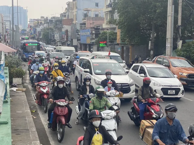 Ùn tắc giao thông tại TP Hồ Chí Minh trước kỳ nghỉ lễ - Ảnh 1.