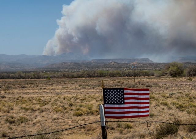 Mỹ: Cháy rừng kỷ lục bùng phát ngoài tầm kiểm soát ở bang New Mexico - Ảnh 2.