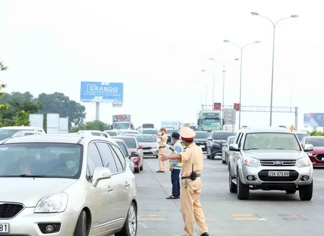 Cửa ngõ Thủ đô ùn tắc kéo dài trong ngày đầu kỳ nghỉ lễ 30/4 - 1/5 - Ảnh 4.