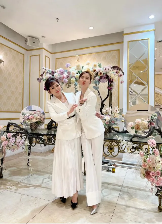 Thương ngày nắng về: Huyền Lizzie gây choáng với gia tài váy áo đồ sộ ở phần 2 - Ảnh 6. Thương ngày nắng về: Huyền Lizzie gây choáng với gia tài váy áo đồ sộ ở phần 2 - Ảnh 6.