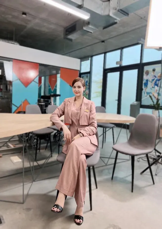Thương ngày nắng về: Huyền Lizzie gây choáng với gia tài váy áo đồ sộ ở phần 2 - Ảnh 7. Thương ngày nắng về: Huyền Lizzie gây choáng với gia tài váy áo đồ sộ ở phần 2 - Ảnh 7.