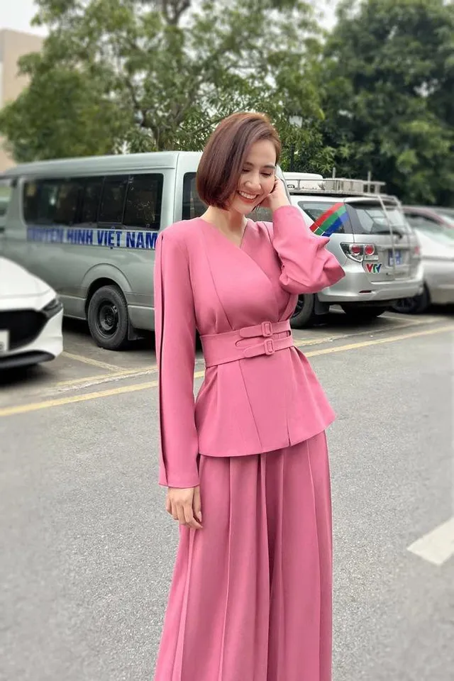 Thương ngày nắng về: Huyền Lizzie gây choáng với gia tài váy áo đồ sộ ở phần 2 - Ảnh 1. Thương ngày nắng về: Huyền Lizzie gây choáng với gia tài váy áo đồ sộ ở phần 2 - Ảnh 1.