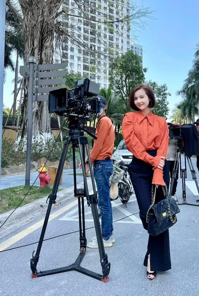 Thương ngày nắng về: Huyền Lizzie gây choáng với gia tài váy áo đồ sộ ở phần 2 - Ảnh 2. Thương ngày nắng về: Huyền Lizzie gây choáng với gia tài váy áo đồ sộ ở phần 2 - Ảnh 2.
