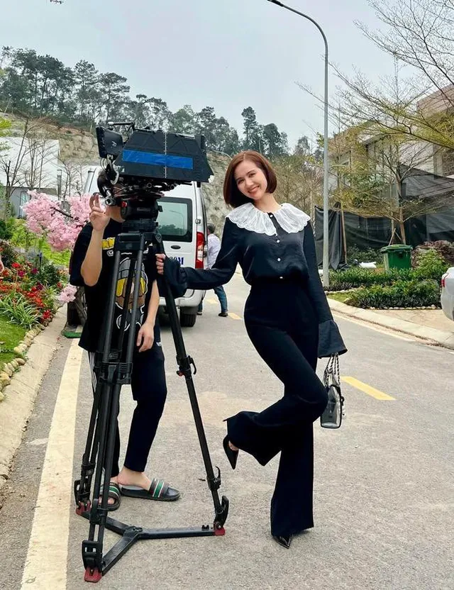 Thương ngày nắng về: Huyền Lizzie gây choáng với gia tài váy áo đồ sộ ở phần 2 - Ảnh 5. Thương ngày nắng về: Huyền Lizzie gây choáng với gia tài váy áo đồ sộ ở phần 2 - Ảnh 5.