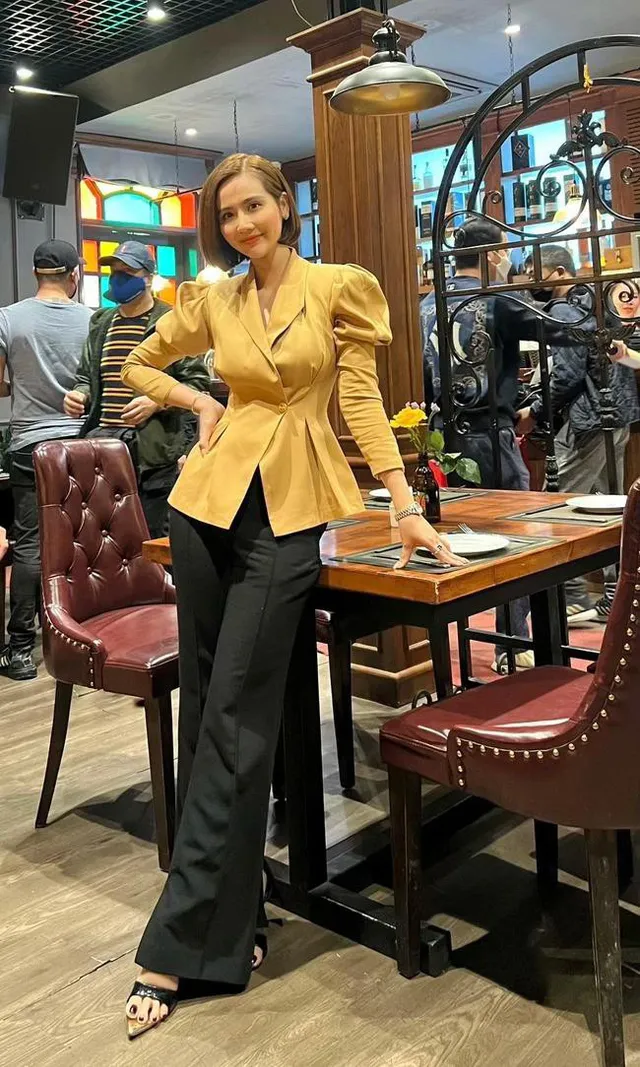 Thương ngày nắng về: Huyền Lizzie gây choáng với gia tài váy áo đồ sộ ở phần 2 - Ảnh 8. Thương ngày nắng về: Huyền Lizzie gây choáng với gia tài váy áo đồ sộ ở phần 2 - Ảnh 8.