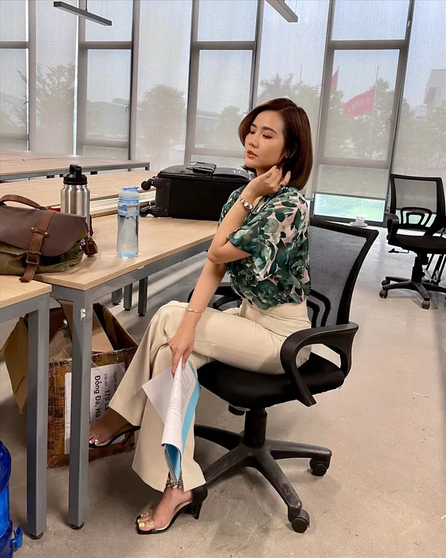 Thương ngày nắng về: Huyền Lizzie gây choáng với gia tài váy áo đồ sộ ở phần 2 - Ảnh 16. Thương ngày nắng về: Huyền Lizzie gây choáng với gia tài váy áo đồ sộ ở phần 2 - Ảnh 16.