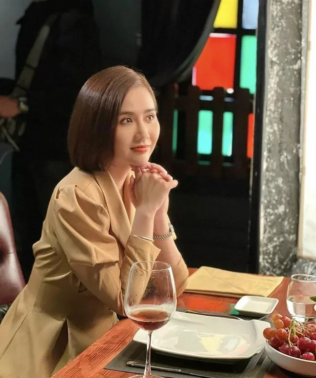 Thương ngày nắng về: Huyền Lizzie gây choáng với gia tài váy áo đồ sộ ở phần 2 - Ảnh 11. Thương ngày nắng về: Huyền Lizzie gây choáng với gia tài váy áo đồ sộ ở phần 2 - Ảnh 11.