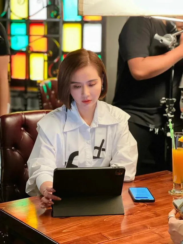Thương ngày nắng về: Huyền Lizzie gây choáng với gia tài váy áo đồ sộ ở phần 2 - Ảnh 12. Thương ngày nắng về: Huyền Lizzie gây choáng với gia tài váy áo đồ sộ ở phần 2 - Ảnh 12.