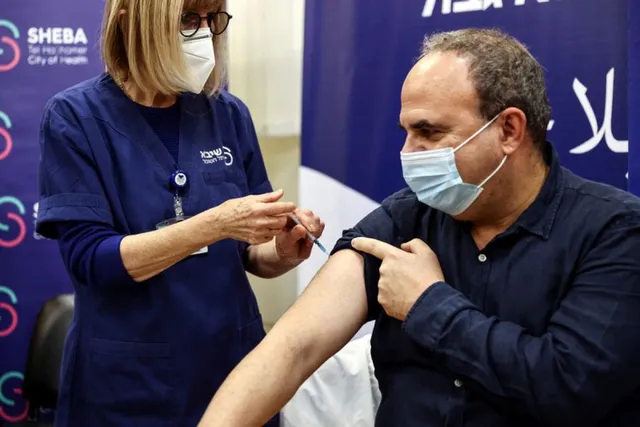 Các nước châu Âu thúc đẩy chương trình tiêm mũi vaccine thứ tư - Ảnh 1. Các nước châu Âu thúc đẩy chương trình tiêm mũi vaccine thứ tư - Ảnh 1.