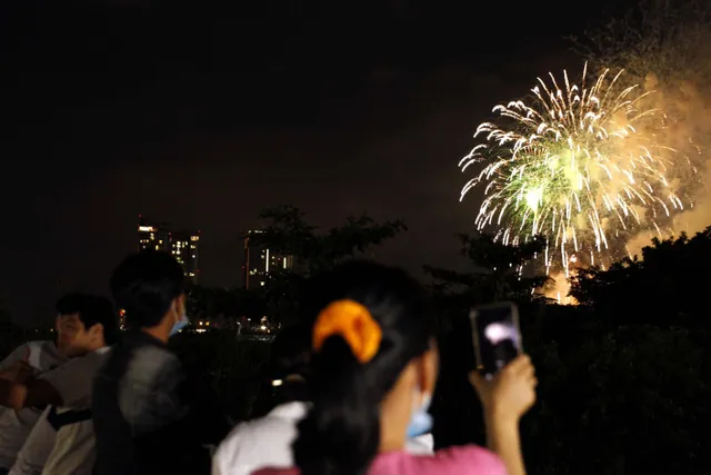 Pháo hoa rợp trời TP Hồ Chí Minh chào mừng ngày 30/4 và 1/5 - Ảnh 4. Pháo hoa rợp trời TP Hồ Chí Minh chào mừng ngày 30/4 và 1/5 - Ảnh 4.