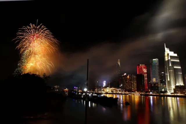 Pháo hoa rợp trời TP Hồ Chí Minh chào mừng ngày 30/4 và 1/5 - Ảnh 6. Pháo hoa rợp trời TP Hồ Chí Minh chào mừng ngày 30/4 và 1/5 - Ảnh 6.