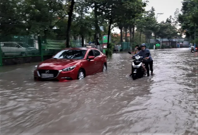 Mưa lớn gây ngập đường ở Bình Dương - Ảnh 1.