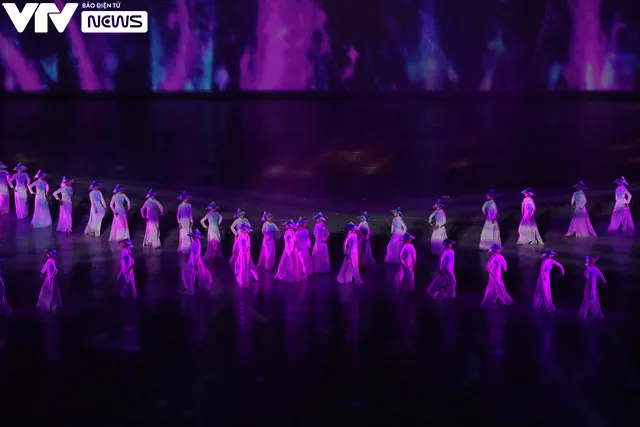 Lễ khai mạc SEA Games 31: Đại tiệc âm thanh, ánh sáng đậm bản sắc văn hóa Việt Nam - Ảnh 7. Lễ khai mạc SEA Games 31: Đại tiệc âm thanh, ánh sáng đậm bản sắc văn hóa Việt Nam - Ảnh 7.