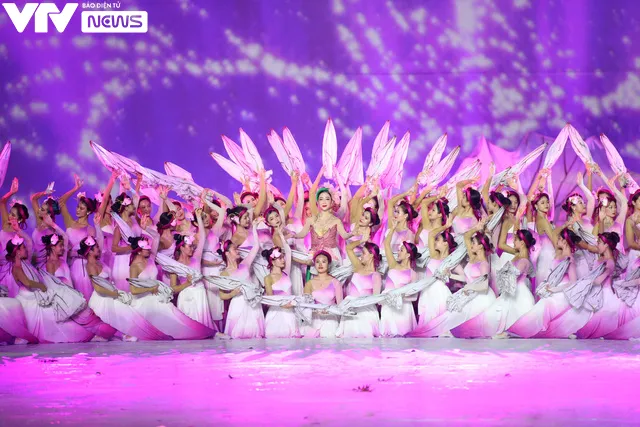 Lễ khai mạc SEA Games 31: Đại tiệc âm thanh, ánh sáng đậm bản sắc văn hóa Việt Nam - Ảnh 10. Lễ khai mạc SEA Games 31: Đại tiệc âm thanh, ánh sáng đậm bản sắc văn hóa Việt Nam - Ảnh 10.