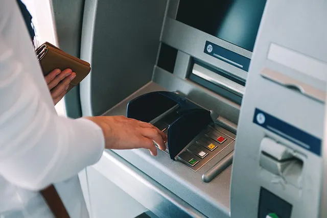 Rút tiền tại ATM bằng CCCD gắn chip: Làm sao để an toàn? - Ảnh 1.