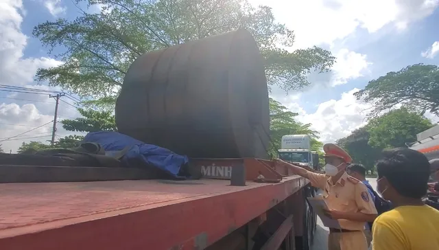 TP Hồ Chí Minh kiểm tra, xử lý xe chở thép cuộn, thép tấm - Ảnh 4. TP Hồ Chí Minh kiểm tra, xử lý xe chở thép cuộn, thép tấm - Ảnh 4.