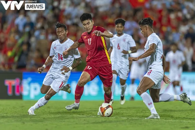 Ảnh: U23 Việt Nam đền đáp khán giả đội mưa cổ vũ bằng 3 điểm ngọt ngào - Ảnh 3. Ảnh: U23 Việt Nam đền đáp khán giả đội mưa cổ vũ bằng 3 điểm ngọt ngào - Ảnh 3.