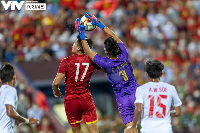 Ảnh: U23 Việt Nam đền đáp khán giả đội mưa cổ vũ bằng 3 điểm ngọt ngào - Ảnh 5. Ảnh: U23 Việt Nam đền đáp khán giả đội mưa cổ vũ bằng 3 điểm ngọt ngào - Ảnh 5.