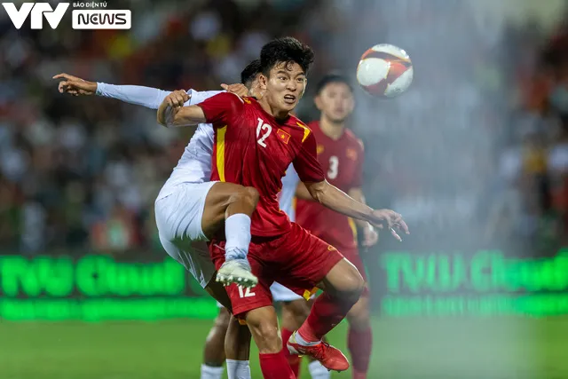 Ảnh: U23 Việt Nam đền đáp khán giả đội mưa cổ vũ bằng 3 điểm ngọt ngào - Ảnh 7. Ảnh: U23 Việt Nam đền đáp khán giả đội mưa cổ vũ bằng 3 điểm ngọt ngào - Ảnh 7.