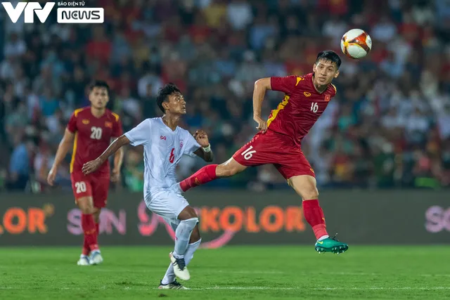 Ảnh: U23 Việt Nam đền đáp khán giả đội mưa cổ vũ bằng 3 điểm ngọt ngào - Ảnh 8. Ảnh: U23 Việt Nam đền đáp khán giả đội mưa cổ vũ bằng 3 điểm ngọt ngào - Ảnh 8.