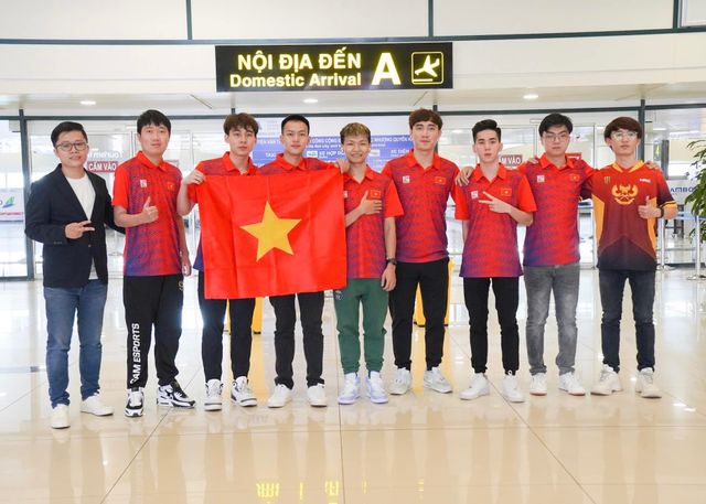 SEA Games 31: Đội tuyển Liên Minh Huyền Thoại Việt Nam đã tới Hà Nội, sẵn sàng giành tấm huy chương vàng cho Việt Nam - Ảnh 1.