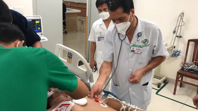 Cấp cứu bệnh nhân nặng từ Quần đảo Trường Sa về đất liền bằng trực thăng - Ảnh 1. Cấp cứu bệnh nhân nặng từ Quần đảo Trường Sa về đất liền bằng trực thăng - Ảnh 1.