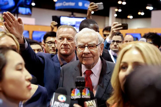 Warren Buffett: Chứng khoán đỏ lửa, đừng nhìn bảng điện tử - Ảnh 1. Warren Buffett: Chứng khoán đỏ lửa, đừng nhìn bảng điện tử - Ảnh 1.